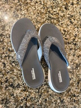 Skechers Women's Gray Knit Strap Goga Max Flip Flop Sandals